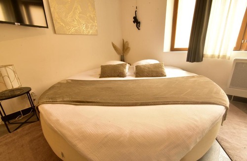 Verneuil-sur-Avre Apartamento | Appartement jacuzzi Gold&Night