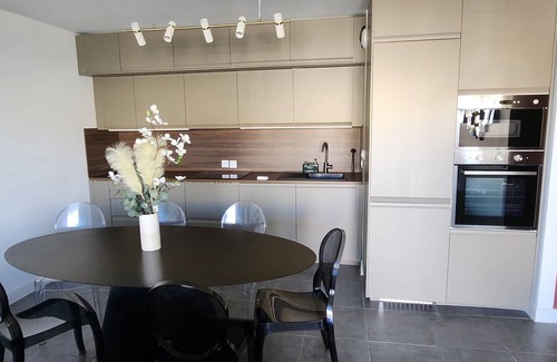 Villeneuve-les-Avignon Apartamento | Appartement Avec Jardin Neuf et Élégant Dans une Résidence Calme