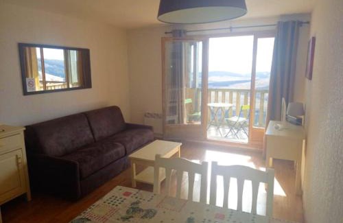 Besse-et-Saint-Anastaise Apartamento | Appartement confortable à Besse - 40 m² avec balcon vue montagne