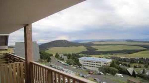 Besse-et-Saint-Anastaise Apartamento | Appartement confortable à Besse - 40 m² avec balcon vue montagne