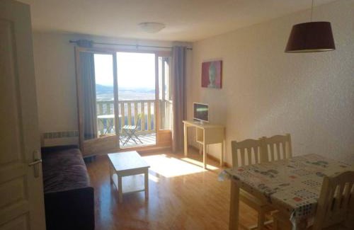 Besse-et-Saint-Anastaise Apartamento | Appartement confortable à Besse - 40 m² avec balcon vue montagne