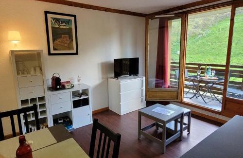 Besse-et-Saint-Anastaise Apartamento | Appartement Hauteurs Super Besse - 4 personnes -Piscine & Garage
