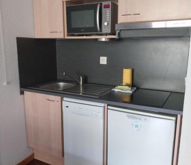 Besse-et-Saint-Anastaise Apartamento | Appartement Hauteurs Super Besse - 4 personnes -Piscine & Garage