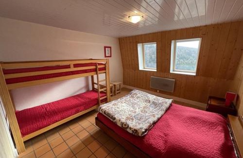 Saint-Jacques-des-Blats Apartamento | Appartement 2 Chambres à 1500m d'Altitude, Proche des Pistes avec Balcon et Parking - FR-1-787-14