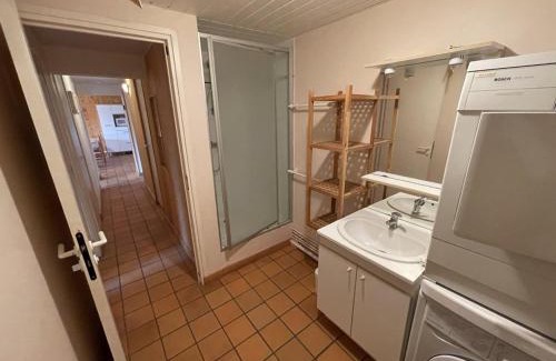 Saint-Jacques-des-Blats Apartamento | Appartement 2 Chambres à 1500m d'Altitude, Proche des Pistes avec Balcon et Parking - FR-1-787-14