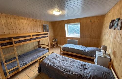 Saint-Jacques-des-Blats Apartamento | Appartement 2 Chambres à 1500m d'Altitude, Proche des Pistes avec Balcon et Parking - FR-1-787-14