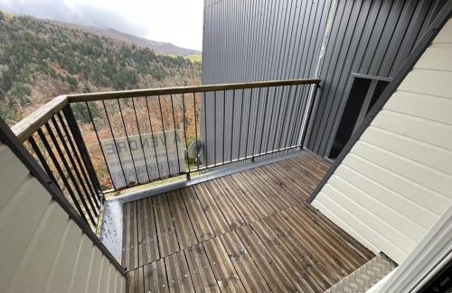 Saint-Jacques-des-Blats Apartamento | Appartement 2 Chambres à 1500m d'Altitude, Proche des Pistes avec Balcon et Parking - FR-1-787-14