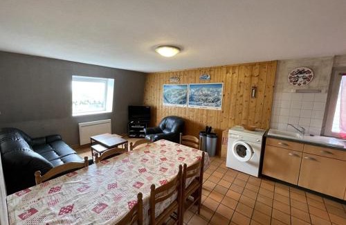 Saint-Jacques-des-Blats Apartamento | Appartement T3 à Saint-Jacques-des-Blats, 2 chambres, parking, animaux acceptés - FR-1-787-18