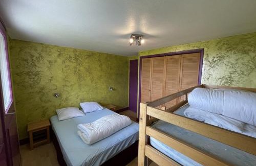 Saint-Jacques-des-Blats Apartamento | Appartement T3 à Saint-Jacques-des-Blats, 2 chambres, parking, animaux acceptés - FR-1-787-18