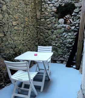 Saint-Laurent-le-Minier Apartamento | Appartement pour 4 personnes dans une rue très calme