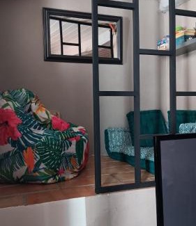 Saint-Laurent-le-Minier Apartamento | Appartement pour 4 personnes dans une rue très calme