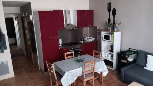 Saint-Laurent-le-Minier Apartamento | Appartement pour 4 personnes dans une rue très calme