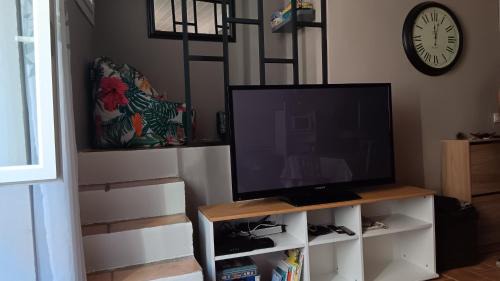 Saint-Laurent-le-Minier Apartamento | Appartement pour 4 personnes dans une rue très calme