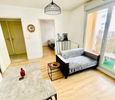 Villefranche-sur-Saone Apartamento | Appartement avec place de parking et piscine