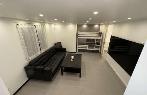 Le Mesnil-le-Roi Apartamento | Appartement à 500 m de la gare/4 station des champ elisées.