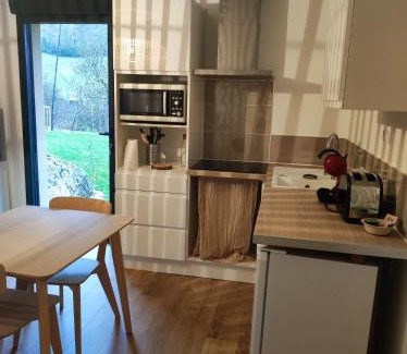 Saint-Georges-de-Luzencon Apartamento | Appartement à la campagne