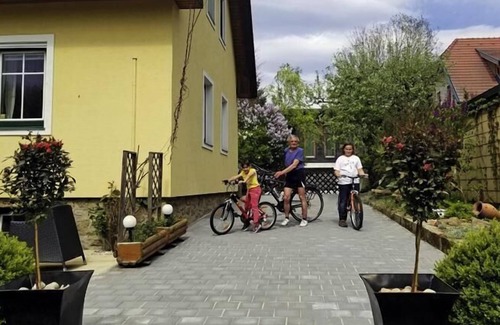 Dobersberg Apartamento | Appartement 1 für Drei Personen mit Blick auf den Garten