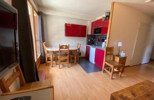 Brides-les-Bains Apartamento | Appartement 2* Confort 5 Pers, Balcon, Centre de Brides-les-Bains, Proche Thermes & Télécabine - FR-1-512-137