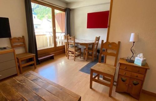 Brides-les-Bains Apartamento | Appartement 2* Confort 5 Pers, Balcon, Centre de Brides-les-Bains, Proche Thermes & Télécabine - FR-1-512-137