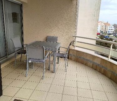 Les Sables d'Olonne Apartamento | Appartement 2 Pièces avec une grande terrasse, 3 étoiles, Wifi, Box pour véhicule et vélos