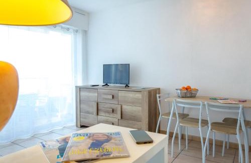 Saint-Raphael Apartamento | Appartement 2 pièces avec Terrasse - Plage à 50m - Climatisé - Proche Gare et Commerces - FR-1-466A-4