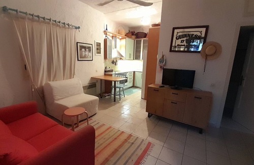 Foiniki Apartamento | Appartement 30 Metres de la Mer.au Centre de Village de Finicounda