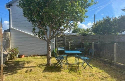 Luc-sur-Mer Apartamento | Appartement 35 m2 1er étage 200 m de la mer avec jardin