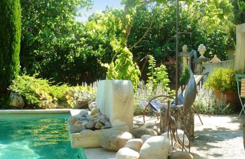Oppede Apartamento | Appartement accueillant avec piscine à Oppède 70 m², vue montagne