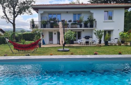 Hendaye Apartamento | Appartement avec cuisine et grande piscine chauffée