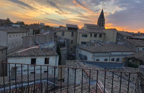 Nimes City Centre Apartamento | Appartement avec terrasse panoramique au coeur de Nîmes