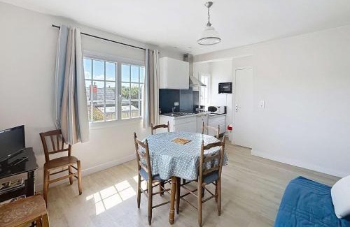 Jullouville-les-Pins Apartamento | Appartement cosy à 100m de la plage et des commerces, centre de Jullouville - FR-1-361-37