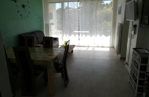 Cavalaire-sur-Mer Apartamento | Appartement classé 3 étoiles au 1er étage d'une maison avec jardin dans un quartier calme