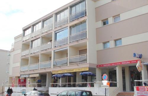 Balaruc-les-Bains Apartamento | Appartement climatisé proche des thermes avec balcon - FR-1-503-50