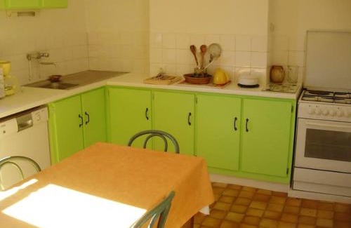 Chataigneraie Cantalienne Apartamento | Appartement confortable au cœur de Vitrac - 40 m² - Vue sur jardin