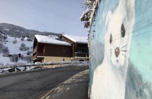 Areches Apartamento | Appartement cosy à Arêches, 50m des pistes, terrasse ouest et piscine l'été - FR-1-342-249