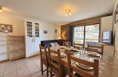 Flumet Apartamento | Appartement cosy à Flumet, 3 chambres, balcon sud, Wi-Fi, parking, près des pistes et navettes gratuites - FR-1-595-61