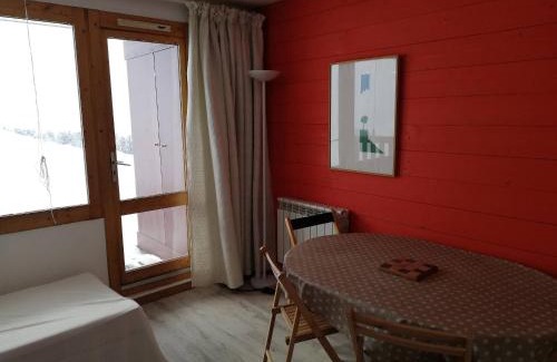 Plagne Villages Apartamento | Appartement cosy à Plagne Village avec accès direct aux pistes, terrasse exposée sud, animaux acceptés - FR-1-351-22