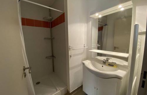 Cauterets Apartamento | Appartement cosy Cauterets, télécabine, parking, Wi-Fi, 4 pers - FR-1-812-79