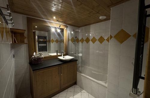 Les Carroz-d'Araches Apartamento | Appartement cosy 6 personnes avec garage, terrasse et wifi au cœur du village, proche pistes et commerces - FR-1-572-251