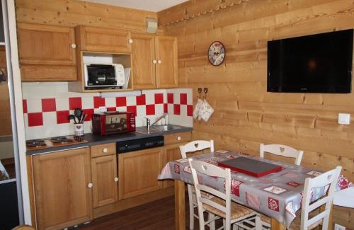Les Carroz-d'Araches Apartamento | Appartement cosy 4 pers au pied des pistes avec parking, balcon, lave-vaisselle et services additionnels - FR-1-572-87