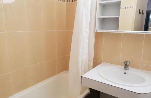 Les Menuires Apartamento | Appartement cosy pour 4, pieds des pistes, Les Menuires, wifi, animaux ok - FR-1-574-42
