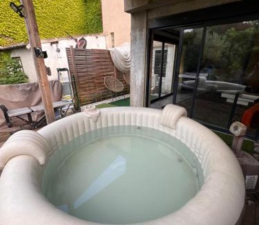 Carmaux Apartamento | Appartement Darna - NETFLIX - WIFI - Terrasse avec jacuzzi