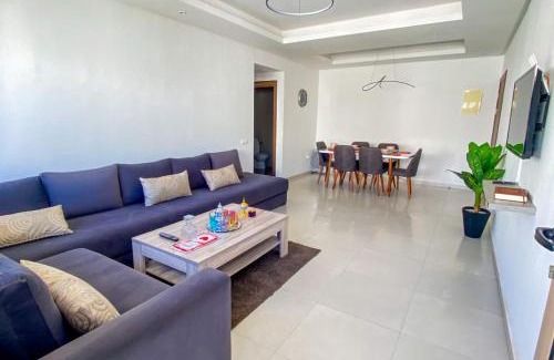 Anza Apartamento | Appartement de Luxe Vue Mer Avec Climatisation ! à 5 minutes à pied de la Plage ! à environ 6 minutes en voiture du centre d'Agadir et à 10 minutes en voiture de Taghazout !