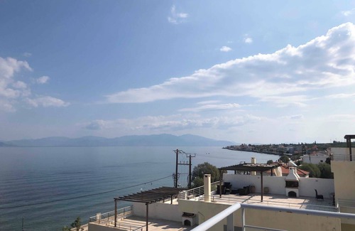 Evrostina Apartamento | Appartement en bord de mer avec piscine. Vue à couper le souffle !