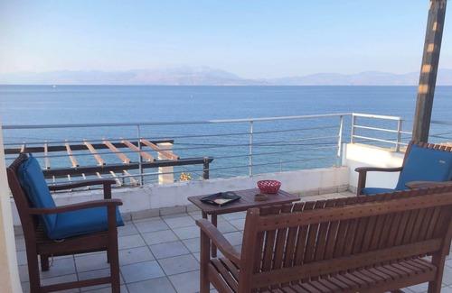 Evrostina Apartamento | Appartement en bord de mer avec piscine. Vue à couper le souffle !