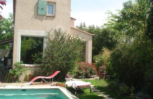 Mazargues Casa | APPARTEMENT EN SOUS SOL DE VILLA avec accès jardin et piscine