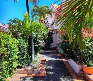 Marigot Apartamento | Appartement entier: chambre, cuisine + terrasse au calme sur jardin.