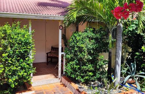 Marigot Apartamento | Appartement entier: chambre, cuisine + terrasse au calme sur jardin.