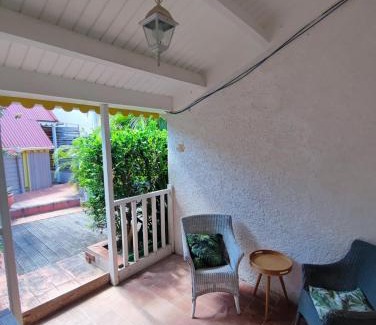 Marigot Apartamento | Appartement entier: chambre, cuisine + terrasse au calme sur jardin.