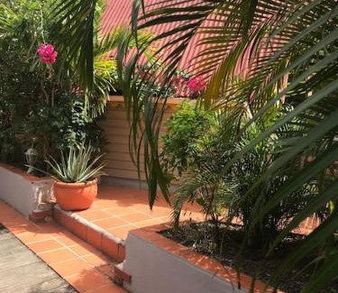 Marigot Apartamento | Appartement entier: chambre, cuisine + terrasse au calme sur jardin.